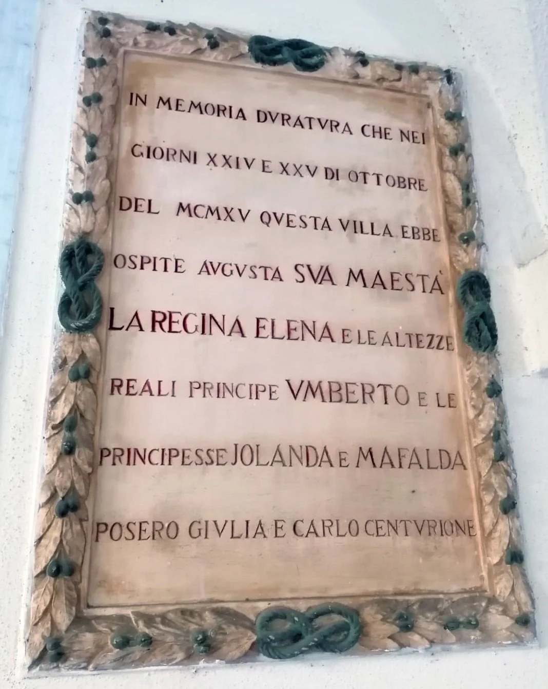 La targa storica sulla villa